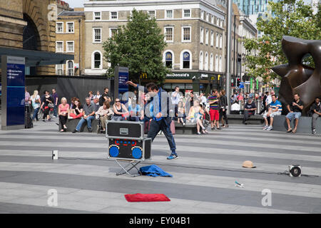 Londra, UK, 18 luglio 2015, Busk a Londra Festival a Kings Cross quadrato sul musicista di strada nazionale da Credito: Keith Larby/Alamy Live News Foto Stock