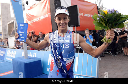 Amburgo, Germania. 18 Luglio, 2015. Vincent Luis di Francia festeggia dopo aver vinto il Mondiale ITU Triathlon evento di Amburgo ad Amburgo, Germania, 18 luglio 2015. Foto: DANIEL REINHARDT/dpa/Alamy Live News Foto Stock