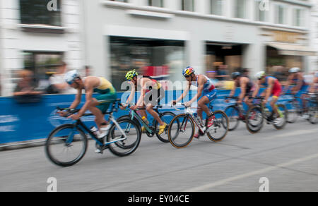 Amburgo, Germania, 18 luglio 2015. Gli atleti competere nel ciclismo la sezione del mondo ITU Triathlon Amburgo 2015. Foto Stock