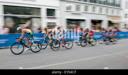 Amburgo, Germania, 18 luglio 2015. Gli atleti competere nel ciclismo la sezione del mondo ITU Triathlon Amburgo 2015. Foto Stock