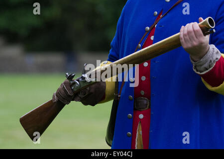 Hoghton, Preston, Lancashire, Regno Unito. 18 Luglio, 2015. La regina del reggimento reale di storia vivente Gruppo"   Blunderbuss utilizzato nella battaglia di Preston - l'ultima battaglia sul suolo inglese. Questo anno vede il trecentesimo anniversario della ultima battaglia sul suolo inglese e un momento decisivo nella prima salita giacobita. La battaglia di Preston (9-14 novembre 1715), a cui si fa riferimento anche come la lotta di Preston, fu combattuta durante la rivolta giacobita di salita 1715 (spesso indicato come il primo Giacobita Rising, o la ribellione da parte dei sostenitori del governo Hanoverian). Foto Stock