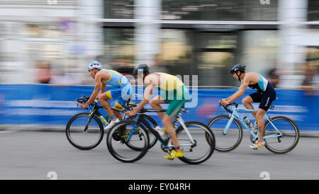 Amburgo, Germania, 18 luglio 2015. Gli atleti competere nel ciclismo la sezione del mondo ITU Triathlon Amburgo 2015. Foto Stock