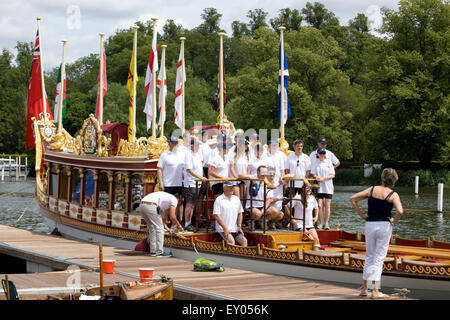 Vincenzo la British Royal Barge, commissionato come un omaggio alla Regina Elisabetta II per il suo Giubileo di diamante a Henley Foto Stock