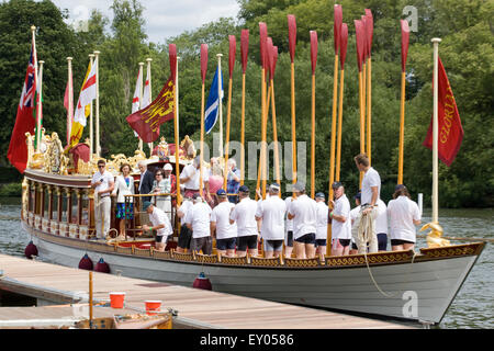 Vincenzo la British Royal Barge, commissionato come un omaggio alla Regina Elisabetta II per il suo Giubileo di diamante a Henley Foto Stock