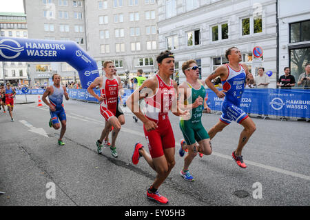 Amburgo, Germania, 18 luglio 2015. Gli atleti competere nella sezione di esecuzione dell'ITU Triathlon World Hamburg 2015.2015. Credito: Peter Doherty/Alamy Live News Foto Stock