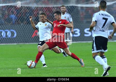 Luglio 18, 2015 - Pechino, Repubblica Popolare Cinese - Bayern avanti ROBERT LEWANDOWSKI (C) durante la partita tra Bayern Monaco di Baviera vs Valencia CF in corrispondenza dello Stadio Nazionale di Pechino. Credito: Marcio Machado/ZUMA filo/Alamy Live News Foto Stock