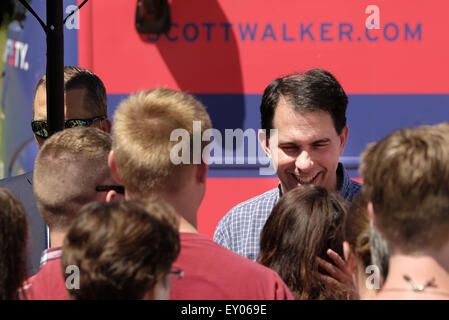 Città di Sioux, IOWA, USA. 18 Luglio, 2015. Candidato repubblicano alla presidenza Wisconsin Gov. SCOTT WALKER, centro a destra (R-WI) saluta la gente dopo un discorso di campagna presso la Western Iowa GOP sede nel centro città di Sioux, Iowa, Sabato 18 Luglio, 2015. Credito: Jerry Mennenga/ZUMA filo/Alamy Live News Foto Stock