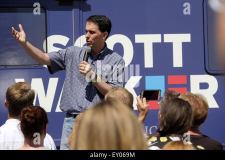 Città di Sioux, IOWA, USA. 18 Luglio, 2015. Candidato repubblicano alla presidenza Wisconsin Gov. SCOTT WALKER (R-WI) campagne presso la Western Iowa GOP sede nel centro città di Sioux, Iowa, Sabato 18 Luglio, 2015. Credito: Jerry Mennenga/ZUMA filo/Alamy Live News Foto Stock