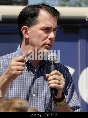 Città di Sioux, IOWA, USA. 18 Luglio, 2015. Candidato repubblicano alla presidenza Wisconsin Gov. SCOTT WALKER (R-WI) campagne presso la Western Iowa GOP sede nel centro città di Sioux, Iowa, Sabato 18 Luglio, 2015. Credito: Jerry Mennenga/ZUMA filo/Alamy Live News Foto Stock