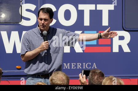 Città di Sioux, IOWA, USA. 18 Luglio, 2015. Candidato repubblicano alla presidenza Wisconsin Gov. SCOTT WALKER (R-WI) campagne presso la Western Iowa GOP sede nel centro città di Sioux, Iowa, Sabato 18 Luglio, 2015. Credito: Jerry Mennenga/ZUMA filo/Alamy Live News Foto Stock