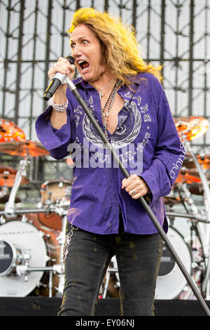 Oshkosh, Wisconsin, Stati Uniti d'America. 16 Luglio, 2015. Il cantante DAVID COVERDALE dei Whitesnake suona dal vivo con la sua band al Rock usa music festival di Oshkosh, Wisconsin © Daniel DeSlover/ZUMA filo/Alamy Live News Foto Stock