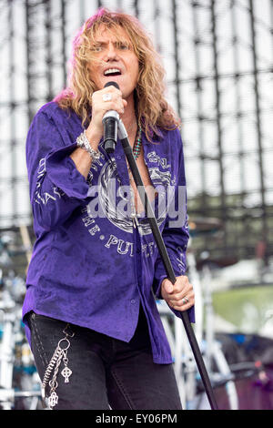 Oshkosh, Wisconsin, Stati Uniti d'America. 16 Luglio, 2015. Il cantante DAVID COVERDALE dei Whitesnake suona dal vivo con la sua band al Rock usa music festival di Oshkosh, Wisconsin © Daniel DeSlover/ZUMA filo/Alamy Live News Foto Stock