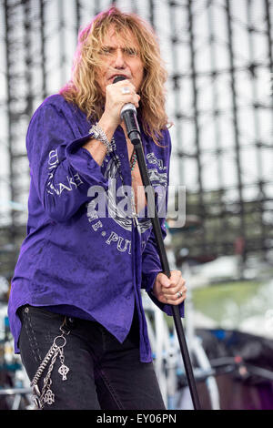 Oshkosh, Wisconsin, Stati Uniti d'America. 16 Luglio, 2015. Il cantante DAVID COVERDALE dei Whitesnake suona dal vivo con la sua band al Rock usa music festival di Oshkosh, Wisconsin © Daniel DeSlover/ZUMA filo/Alamy Live News Foto Stock