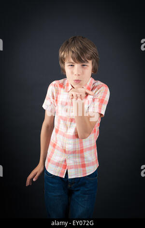 Bel ragazzo facendo espressioni diverse in diversi set di vestiti: kiss Foto Stock