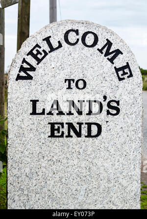 Benvenuti marker al Land's End, Cornwall, Regno Unito Foto Stock