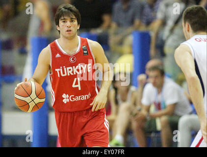 Lignano Sabbiadoro, Italia. 18 Luglio, 2015. La Turchia Berk Ugurlu durante il basket semifinali match tra la Serbia e la Turchia della U20 Campionati Europei Maschili 2015 nella Pala Getur sports hall di Lignano sabato 18 luglio 2015. Credito: Andrea Spinelli/Alamy Live News Foto Stock