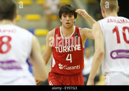 Lignano Sabbiadoro, Italia. 18 Luglio, 2015. La Turchia Berk Ugurlu durante il basket semifinali match tra la Serbia e la Turchia della U20 Campionati Europei Maschili 2015 nella Pala Getur sports hall di Lignano sabato 18 luglio 2015. Credito: Andrea Spinelli/Alamy Live News Foto Stock