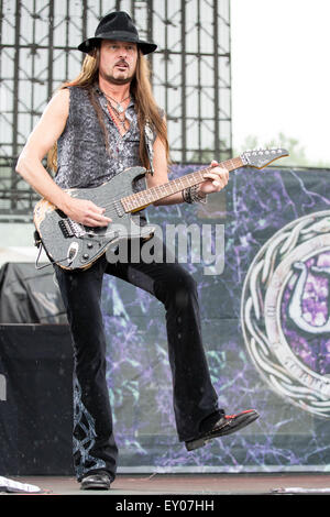 Oshkosh, Wisconsin, Stati Uniti d'America. 16 Luglio, 2015. Il chitarrista REB BEACH di Whitesnake suona dal vivo al Rock usa music festival di Oshkosh, Wisconsin © Daniel DeSlover/ZUMA filo/Alamy Live News Foto Stock