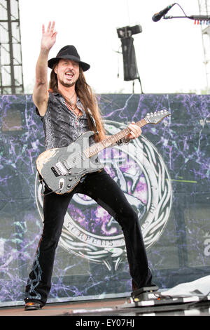 Oshkosh, Wisconsin, Stati Uniti d'America. 16 Luglio, 2015. Il chitarrista REB BEACH di Whitesnake suona dal vivo al Rock usa music festival di Oshkosh, Wisconsin © Daniel DeSlover/ZUMA filo/Alamy Live News Foto Stock