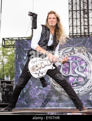 Oshkosh, Wisconsin, Stati Uniti d'America. 16 Luglio, 2015. Il chitarrista JOEL HOEKSTRA di Whitesnake suona dal vivo al Rock usa music festival di Oshkosh, Wisconsin © Daniel DeSlover/ZUMA filo/Alamy Live News Foto Stock