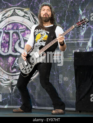 Oshkosh, Wisconsin, Stati Uniti d'America. 16 Luglio, 2015. Il bassista MICHAEL DEVIN di Whitesnake suona dal vivo al Rock usa music festival di Oshkosh, Wisconsin © Daniel DeSlover/ZUMA filo/Alamy Live News Foto Stock