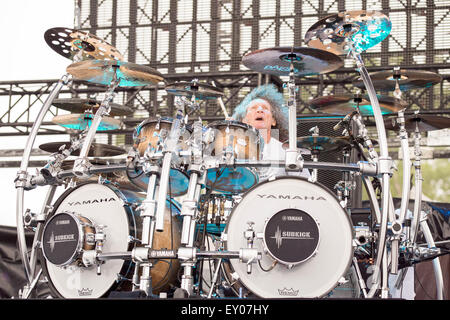 Oshkosh, Wisconsin, Stati Uniti d'America. 16 Luglio, 2015. Il batterista TOMMY ALDRIDGE di Whitesnake suona dal vivo al Rock usa music festival di Oshkosh, Wisconsin © Daniel DeSlover/ZUMA filo/Alamy Live News Foto Stock