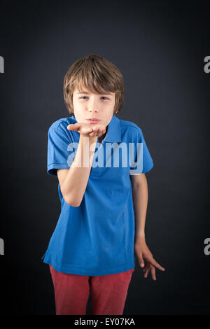 Bel ragazzo facendo espressioni diverse in diversi set di vestiti: kiss Foto Stock