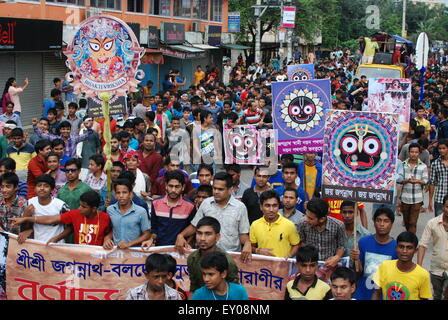 Sylhet, Bangladesh. 18 Luglio, 2015. L annuale Jagannath Rath Yatra è un famoso festival indù che attirano migliaia di persone. Il Rath Yatra in Sylhet è uno degli eventi più importanti per la comunità indù del Bangladesh. © Md. Akhlas Uddin Pacifico/press/Alamy Live News Foto Stock