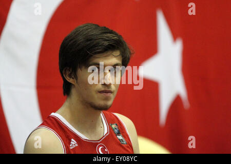 Lignano Sabbiadoro, Italia. 18 Luglio, 2015. La Turchia Tolga Gecim durante il basket semifinali match tra la Serbia e la Turchia della U20 Campionati Europei Maschili 2015 nella Pala Getur sports hall di Lignano sabato 18 luglio 2015. Foto Stock