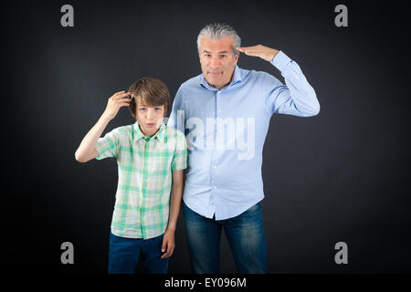 Bella famiglia facendo espressioni diverse in diversi set di vestiti: tu sei pazzo Foto Stock