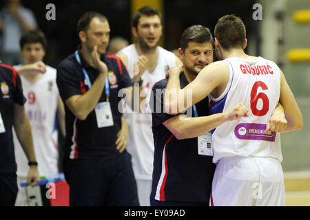 Lignano Sabbiadoro, Italia. 18 Luglio, 2015. La Serbia il capo allenatore Vladimir Djokic celebrare la loro vittoria sulla Turchia durante il basket semifinali match tra la Serbia e la Turchia della U20 Campionati Europei Maschili 2015 nella Pala Getur sports hall di Lignano sabato 18 luglio 2015. Foto Stock