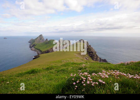 L'isola di Dun dal sud del punto di Hirta. Queste due isole sono parte di St Kilda arcipelago. Hirta, St Kilda, Foto Stock