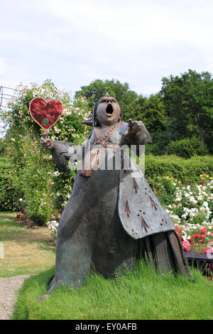 Red Queen scultura, Royal Horticultural Society Adventures in Wonderland, giardino RHS Wisley, Woking, Surrey, Regno Unito. Xxii Luglio al 31 agosto 2015. Evento celebra il centocinquantesimo anniversario di Lewis Carroll libro, Alice nel Paese delle Meraviglie. Mad Hatter's Tea Party Picnic, giardino del sentiero delle sculture, flamingo croquet, attività creative per bambini, spettacoli di marionette e musica dal vivo. Giardino RHS Wisley, Woking, Surrey, Inghilterra, Gran Bretagna, Italia, Regno Unito, Europa. Credito: Ian bottiglia/Alamy Live News Foto Stock