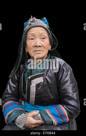 Ritratto di un anziano Dong donna abito tradizionale, Huanggang Dong Village, Guizhou, Cina Foto Stock