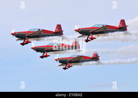 Il Royal Jordanian Falcons display a RIAT 2015, Fairford, UK. Credito: Antony ortica/Alamy Live News Foto Stock