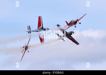 Il Royal Jordanian Falcons display a RIAT 2015, Fairford, UK. Credito: Antony ortica/Alamy Live News Foto Stock