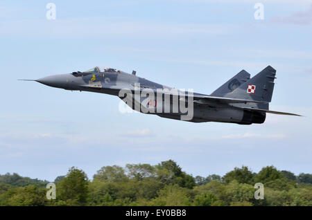 Mikoyan Gurevich Mig 29 azionato dal polacco della Air Force ottiene in volo per la sua visualizzazione a RIAT 2015, Fairford, UK. Credito: Antony ortica/Alamy Live News Foto Stock