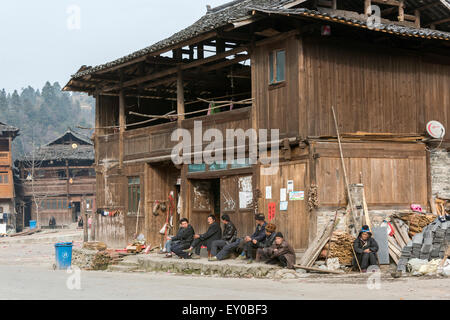 Gli abitanti di un villaggio a Huanggang Dong Village, Guizhou, Cina Foto Stock