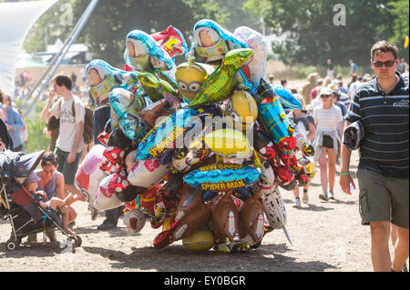 Palloncino elio venditore al Festival Latitude 2015 Foto Stock