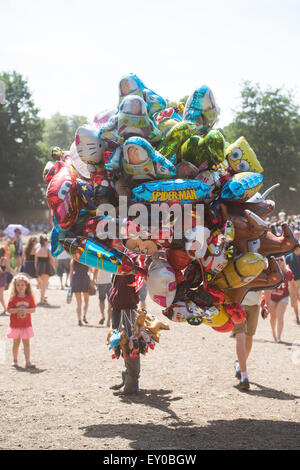 Palloncino elio venditore al Festival Latitude 2015 Foto Stock