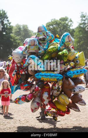 Palloncino elio venditore al Festival Latitude 2015 Foto Stock