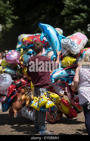 Palloncino elio venditore al Festival Latitude 2015 Foto Stock