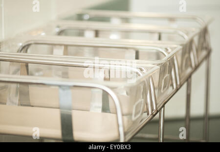 Baby contenitori in ospedale di maternità Foto Stock