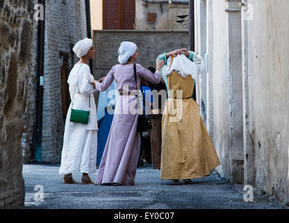 Annuale festa medievale del Mercato delle Gaite, Bevagna in Umbria Foto Stock