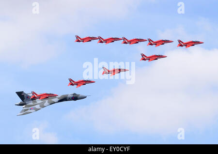 Le frecce rosse RAF BAe Hawk e aeromobili AVRO Vulcan B2 bomber xh558 visualizzazione a RIAT 2015, Fairford, UK. Credito: Antony ortica/Alamy Live News Foto Stock