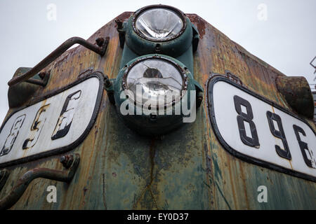 Faro su abbandonato GP7 locomotore Foto Stock