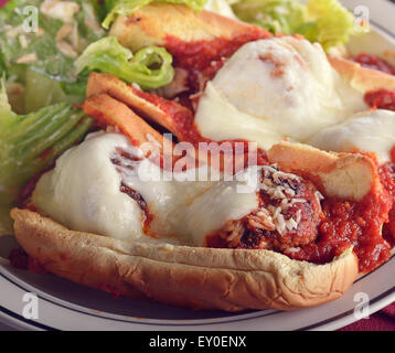 Polpette con panini con Mozzarella e insalata mista Foto Stock