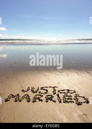 La scrittura di 'appena sposato' nella sabbia sulla spiaggia di Bali, Indonesia Foto Stock