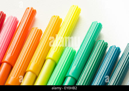 Schizzo multicolore penne sul libro bianco sullo sfondo Foto Stock