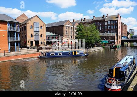 Narrowboats viaggiando lungo il Nottingham e Beeston Canal con edifici lungo il molo della città, Nottingham, Inghilterra, Regno Unito. Foto Stock